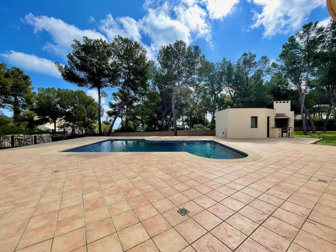 Elegante Villa in Sol de Mallorca mit teilweisem Meerblick