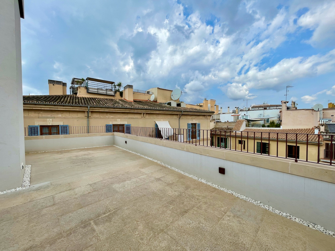Elegant and exclusive penthouse with terrace in the Old Town of Palma.