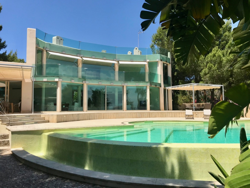 Stunning villa on the coast of Palma de Mallorca, with views of the sea, pool and land