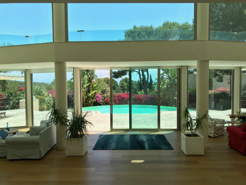 Stunning villa on the coast of Palma de Mallorca, with views of the sea, pool and land