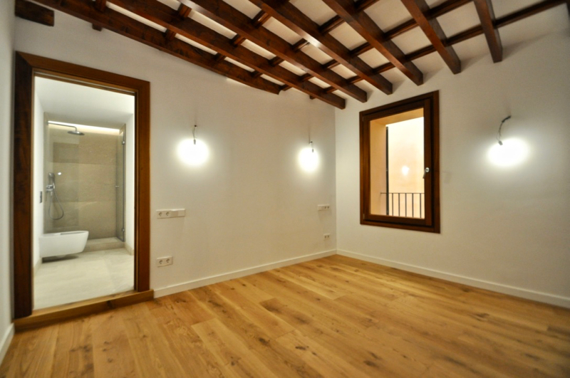 Apartamento con patio privado y plaza de aparcamiento situado en un palacio reformado en el casco antiguo de Palma de Mallorca
