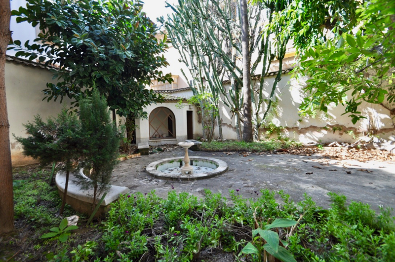 Apartamento con patio privado y plaza de aparcamiento situado en un palacio reformado en el casco antiguo de Palma de Mallorca