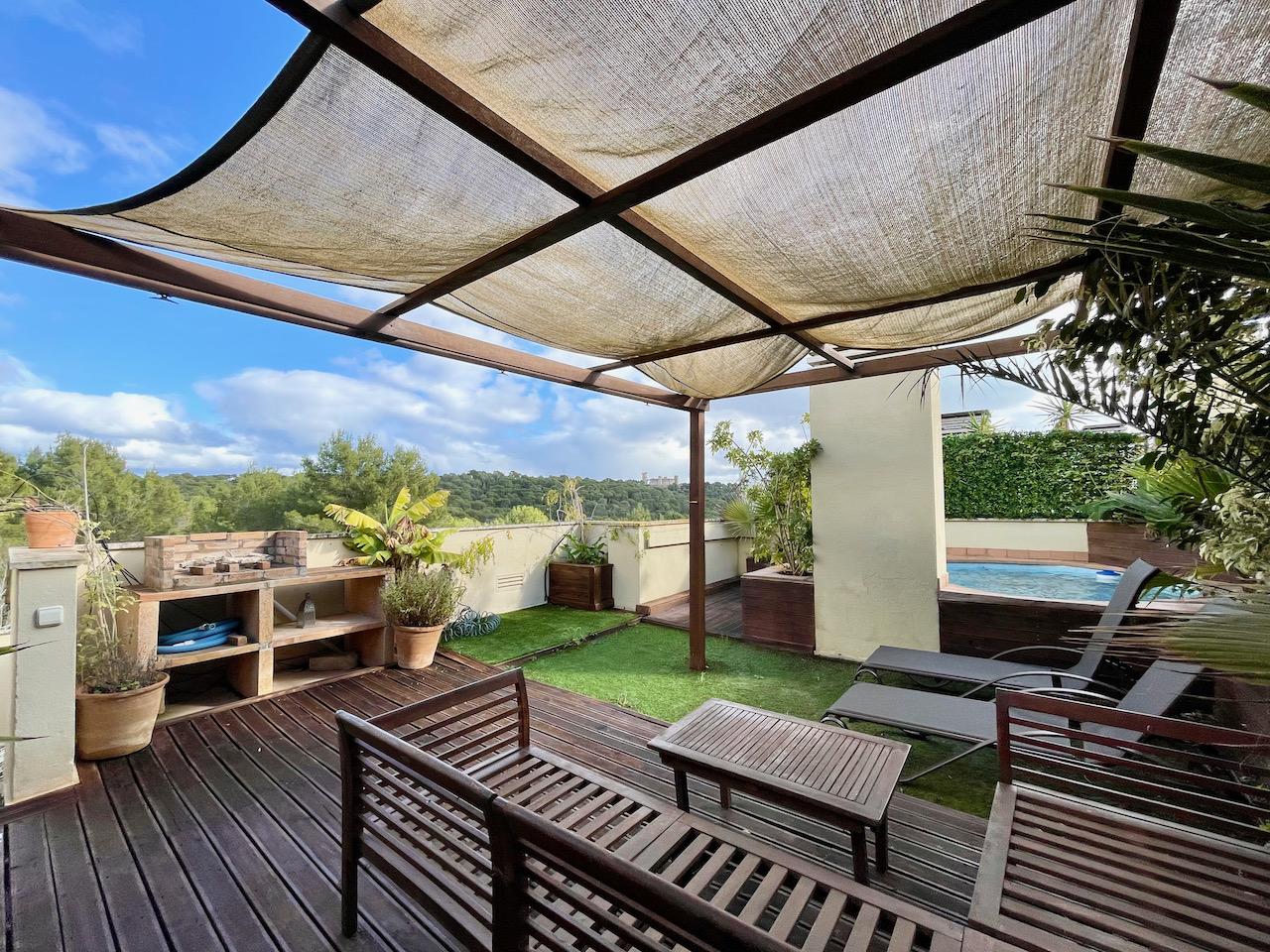 Penthouse with views to the Bellver Castle with parking and private pool in Bonanova, Palma.