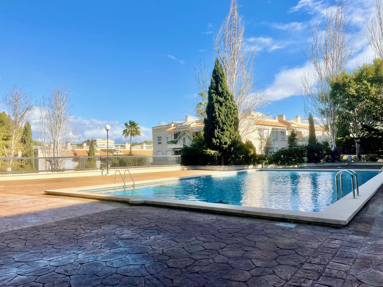 Ático con vistas al Castillo de Bellver con parking y piscina privada en Bonanova, Palma.