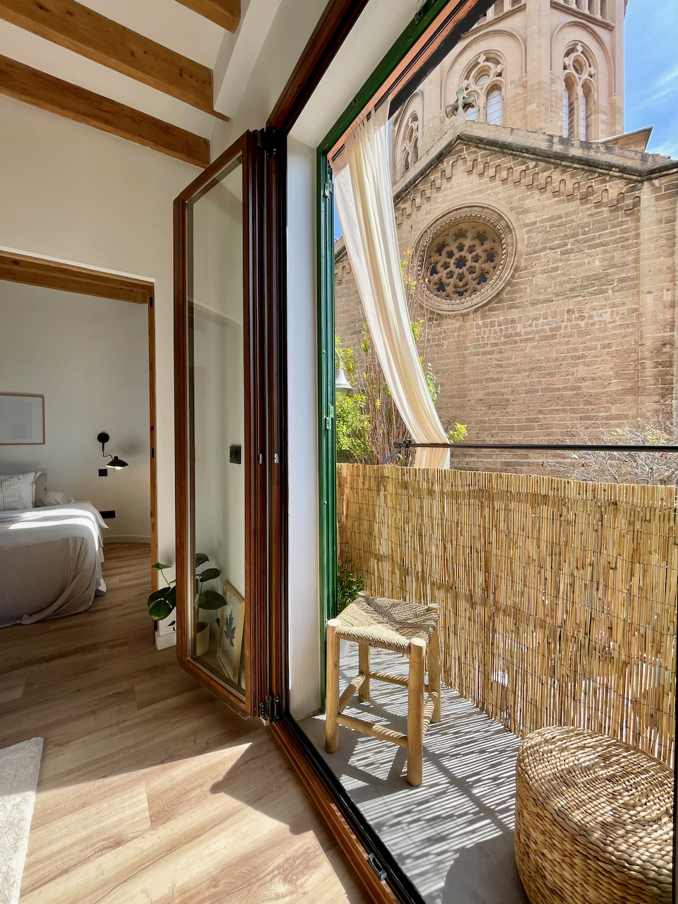 Charming flat in Santa Catalina, refurbished, sunny and with views to the church.