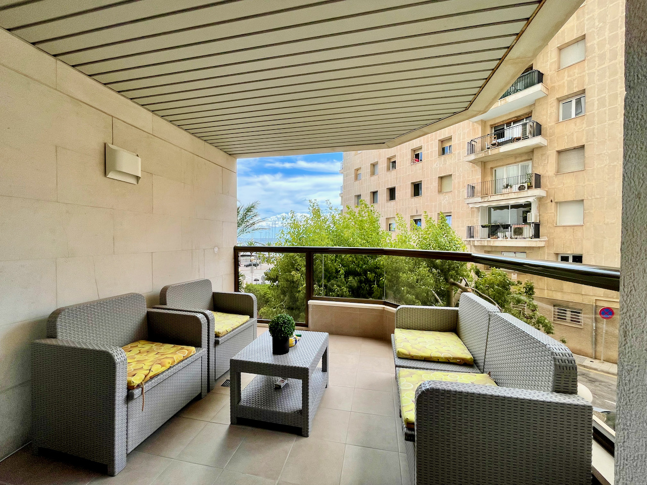 Spacious refurbished flat in iconic Palmareal building with harbour views