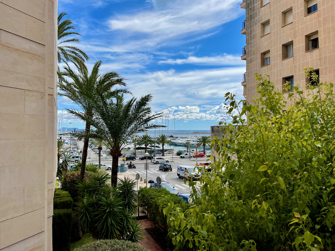 Ruime gerenoveerde flat in iconisch Palmareal gebouw met uitzicht op de haven