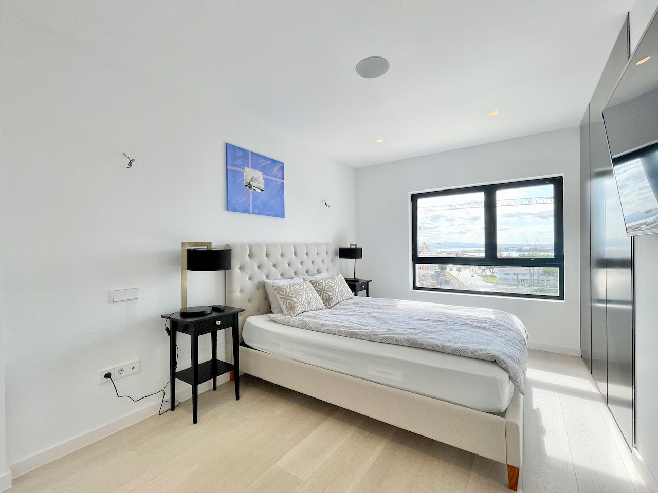 Designer flat on the seafront, fully equipped and fully refurbished with stunning views of the cathedral and the sea