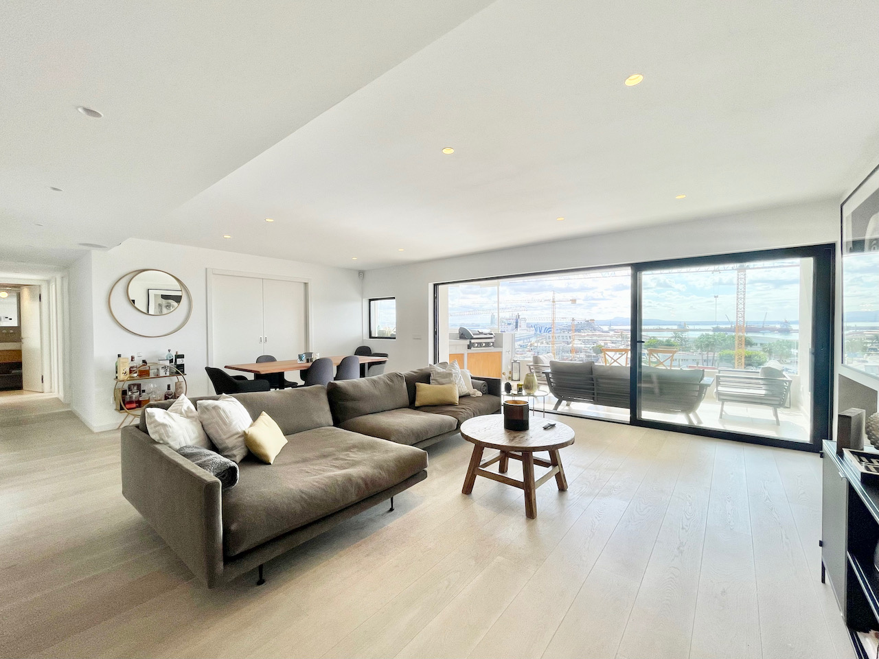 Designer flat on the seafront, fully equipped and fully refurbished with stunning views of the cathedral and the sea