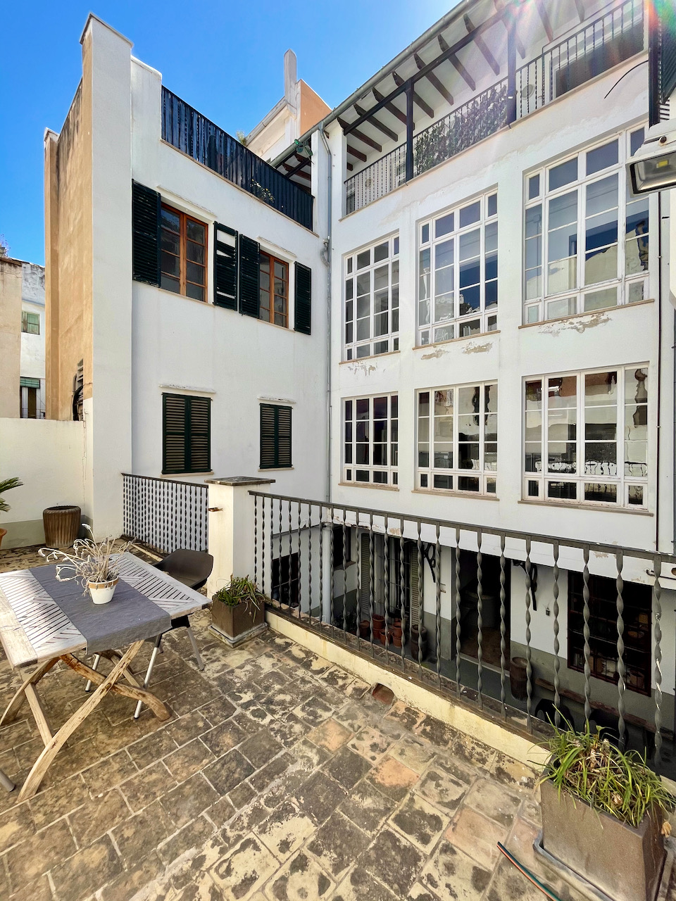 Elegant and luminous home with own courtyard in the Old Town of Palma de Mallorca.