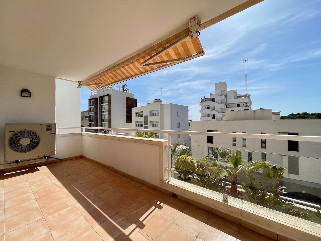 Appartement met veel potentieel in Marivent, met terras en parkeerplaats, Palma.