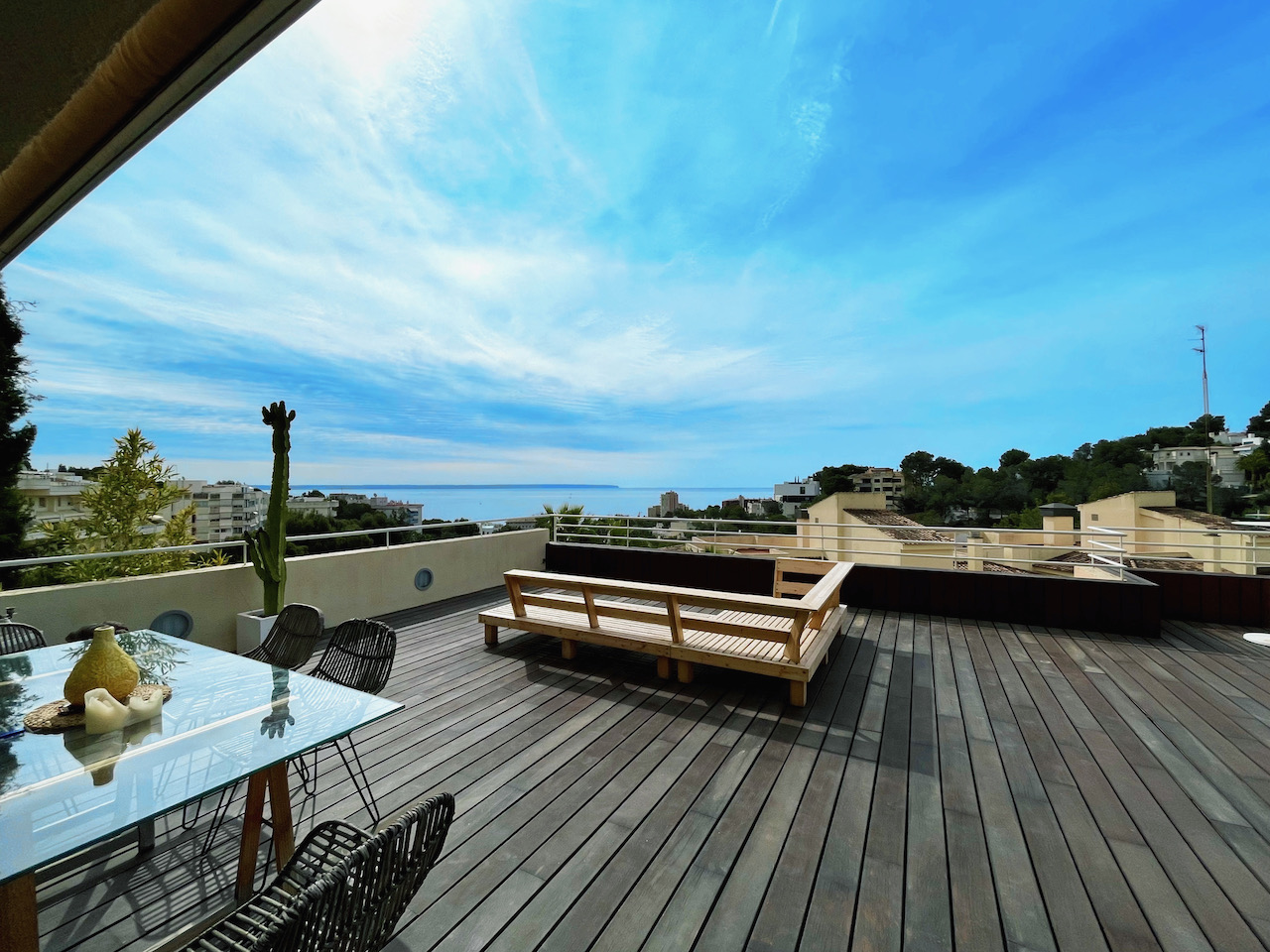 Piso con vistas al mar y terraza en Cas Catala, Mallorca.