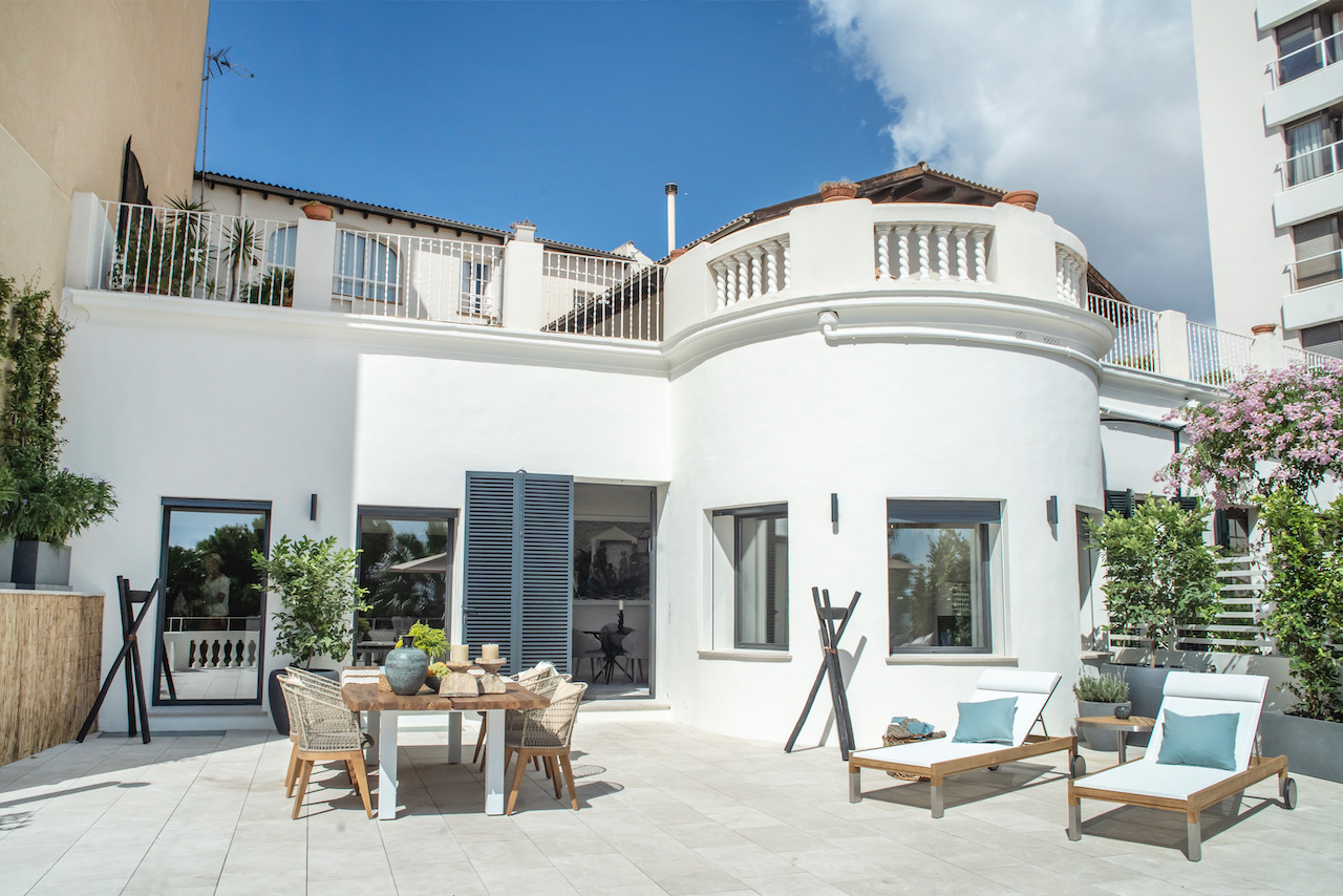 House in first line of the Paseo Maritimo, terrace and sea views.