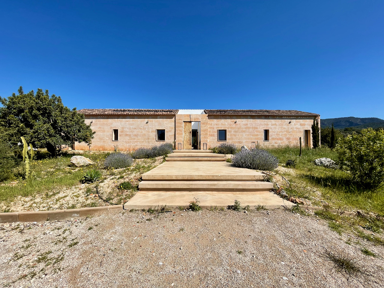 Espectacular casa de diseño con terreno y piscina en Bunyola, Mallorca.
