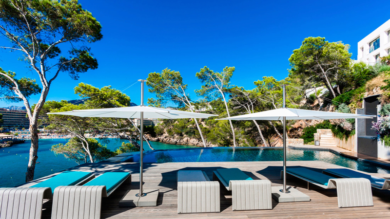 Indrukwekkende villa aan zee in Camp de Mar, Mallorca.