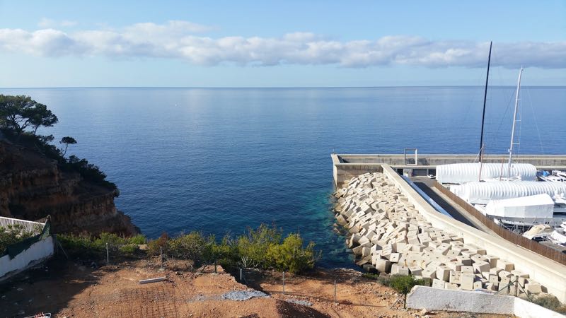 Villa in aanbouw bij de zee, boven de Port Adriano met spectaculair uitzicht op zee.